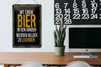 Schwarzes blechschild 20x30cm mit gelbem und weißem text mit einem bier in den händen werden helden zu legenden