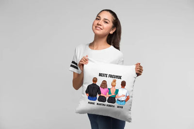 Weiße kuschelkissen mit personalisierten illustration von vier personen beste freunde und ihren namen darunter