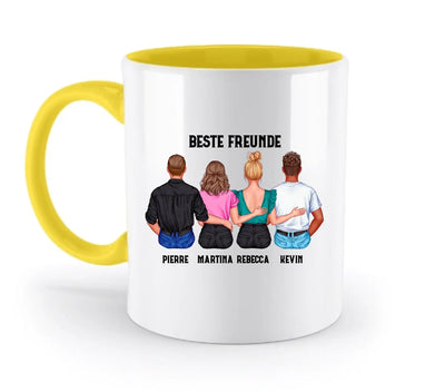 Weiße keramikmug mit gelbem griff und innen, personalisierte illustration von vier freunden hinten, beste freunde text