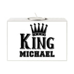 Weißer rechteckiger kerzenhalter king michael mit schwarzem schriftzug und kralle mit silbernem teelichtbecher oben