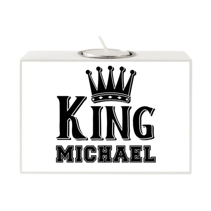 Weißer rechteckiger kerzenhalter king michael mit schwarzem schriftzug und kralle mit silbernem teelichtbecher oben