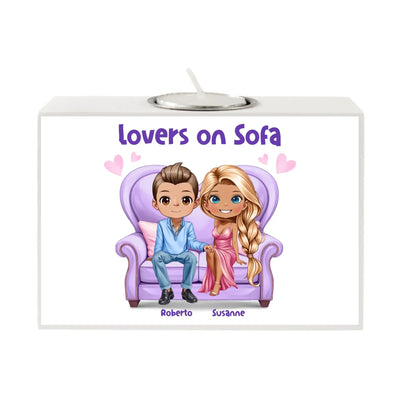 Weißer rechteckiger motiv-teelichthalter mit cartoonpaar roberto und susanne auf lila sofa lovers on sofa text