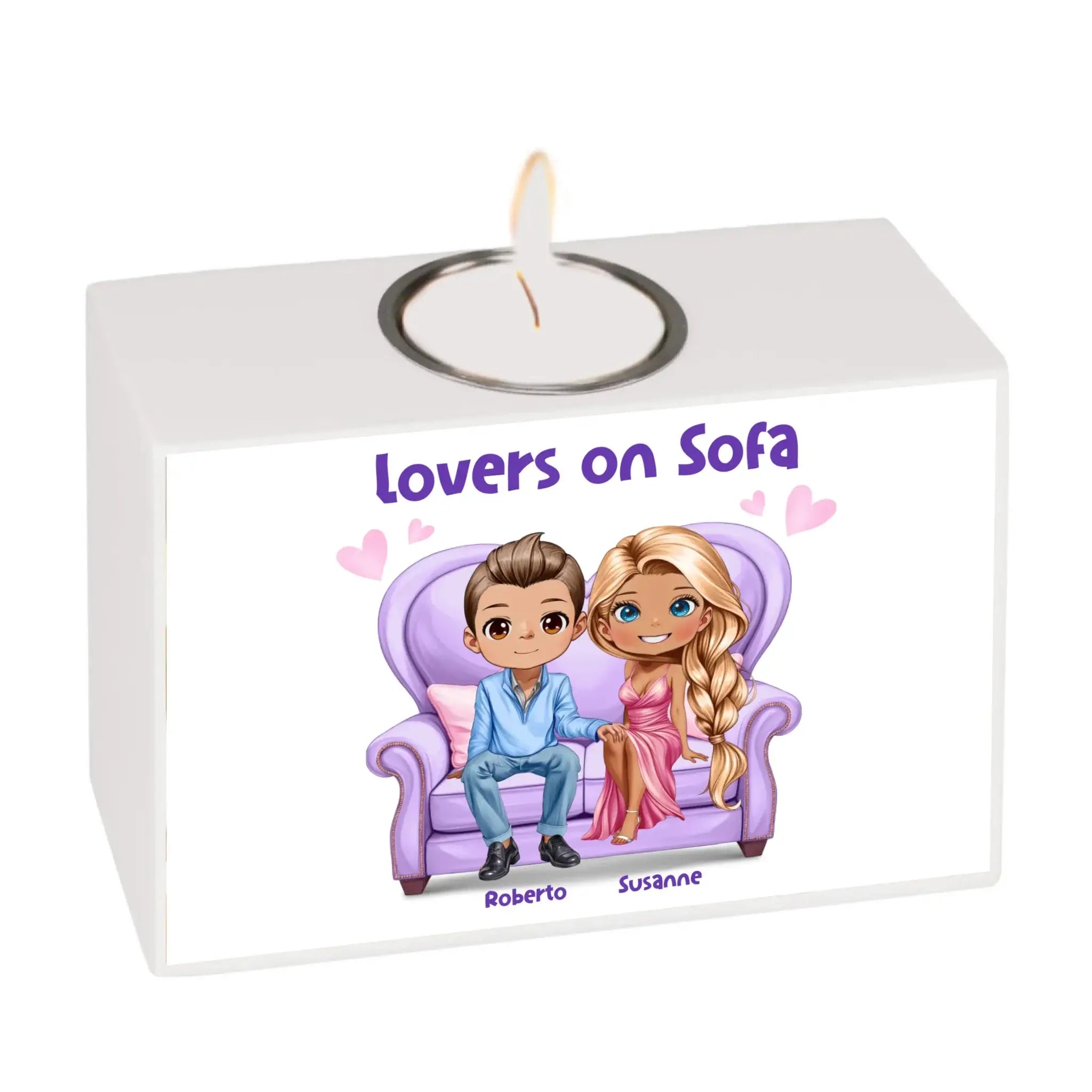 Weißer rechteckiger motiv-teelichthalter lovers on sofa mit cartoonillustration zweier liebenden auf lila sofa und namen roberto und susanne