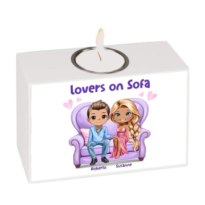 Weißer rechteckiger motiv-teelichthalter lovers on sofa mit cartoonillustration zweier liebenden auf lila sofa und namen roberto und susanne