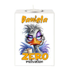 Weißer rechteckiger teelichthalter mit cartoon nandu in grau lila und orange kaffeetasse personalisiert mit name daniela und text zero motivation