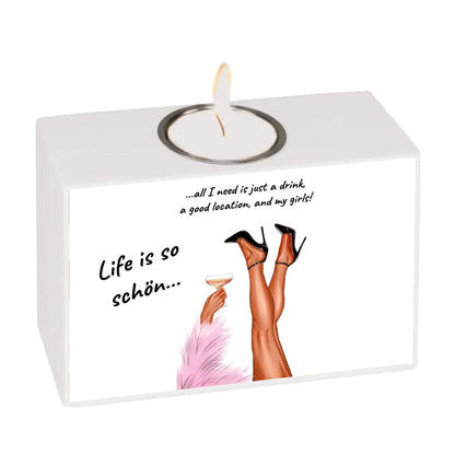 Weißer rechteckiger teelichthalter mit illustration von beinen in schwarzen high heels und pinkem federnboa hält glas