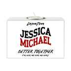Weißer rechteckiger motiv-teelichthalter mit silberner metall-teelichthalterung und personalisiertem text dream team jessica michael