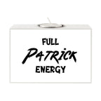 Weiß rechteckiger motiv-teelichthalter mit silbernem metal-teelichtsockel und schwarzem full patrick energy text