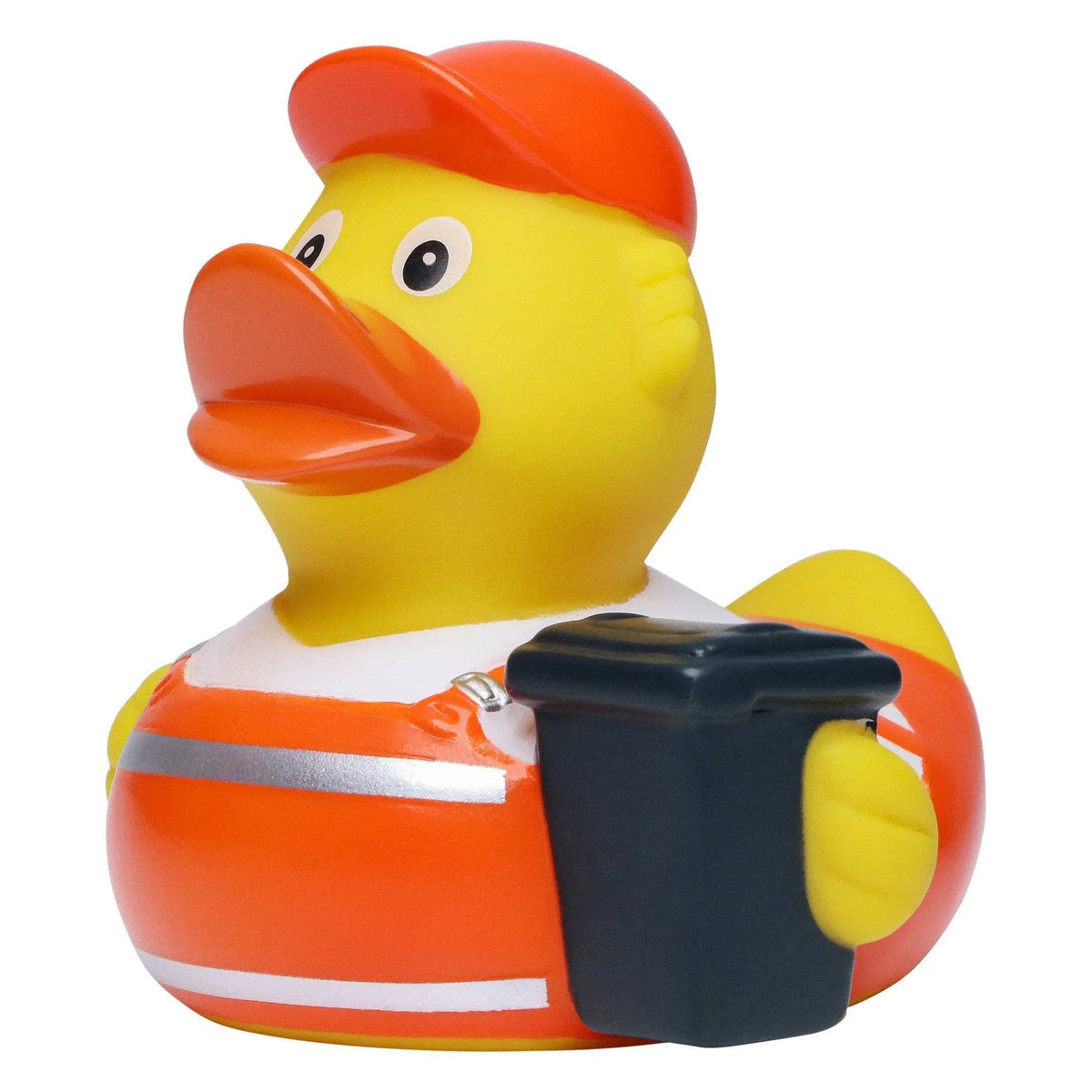 Gelbe badeente als müllmann mit orangefarbener mütze und warnweste hält schwarzen müllcontainer in der hand