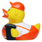 Eine gelbe badeente aus gummi mit orangefarbener mütze und schwarzer kamera als müllmann quietsche-ente