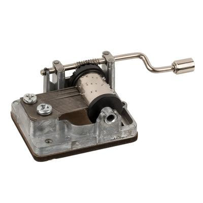 Silberner spieluhr aus metall mit kurbel und perforiertem zylinder zum spiel happy birthday to you circa 4 x 5 cm