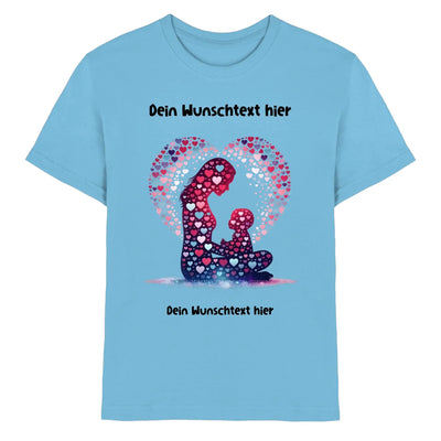Hellblaues baumwollshirt mit herzförmigem design aus bunten herzen in der mutter und kind silhouette