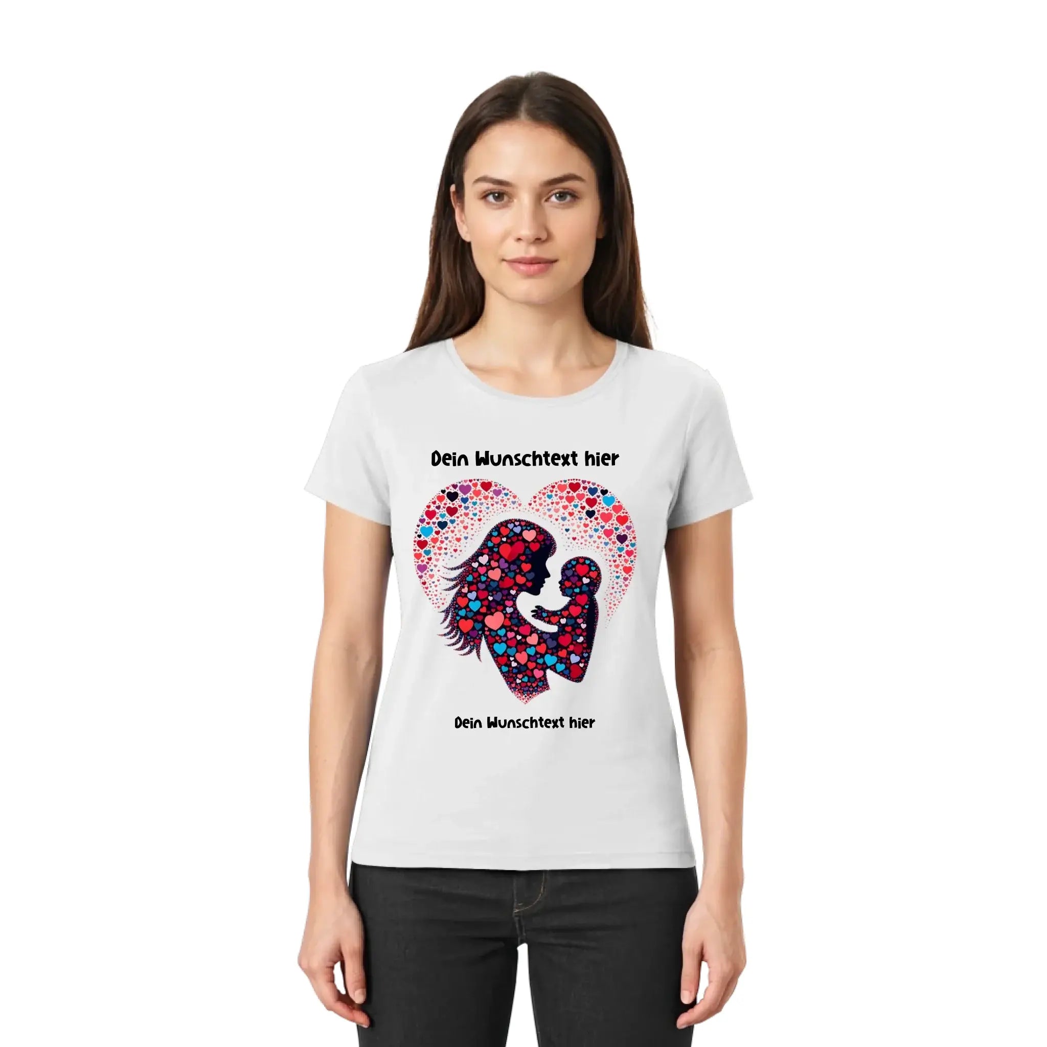 Weiße baumwoll t-shirt mit herzförmigem design aus bunten herzen und mutter-kind silhouetten in dunklen tönen