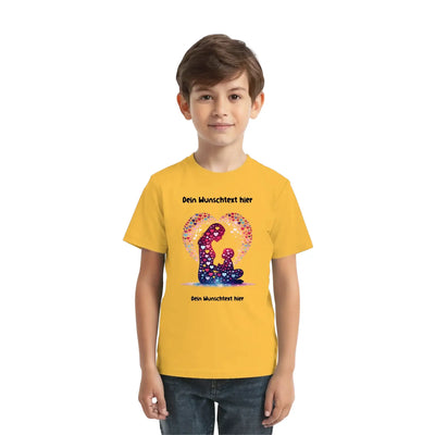 Gelbes kurzarmshirt mit buntem herzmotiv zweier figuren aus der mutter und kind statement-collection