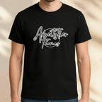 Schwarzes unisex t-shirt aus softstyle-baumwolle mit weißem arbeitstier thomas schriftzug im eleganten cursive font
