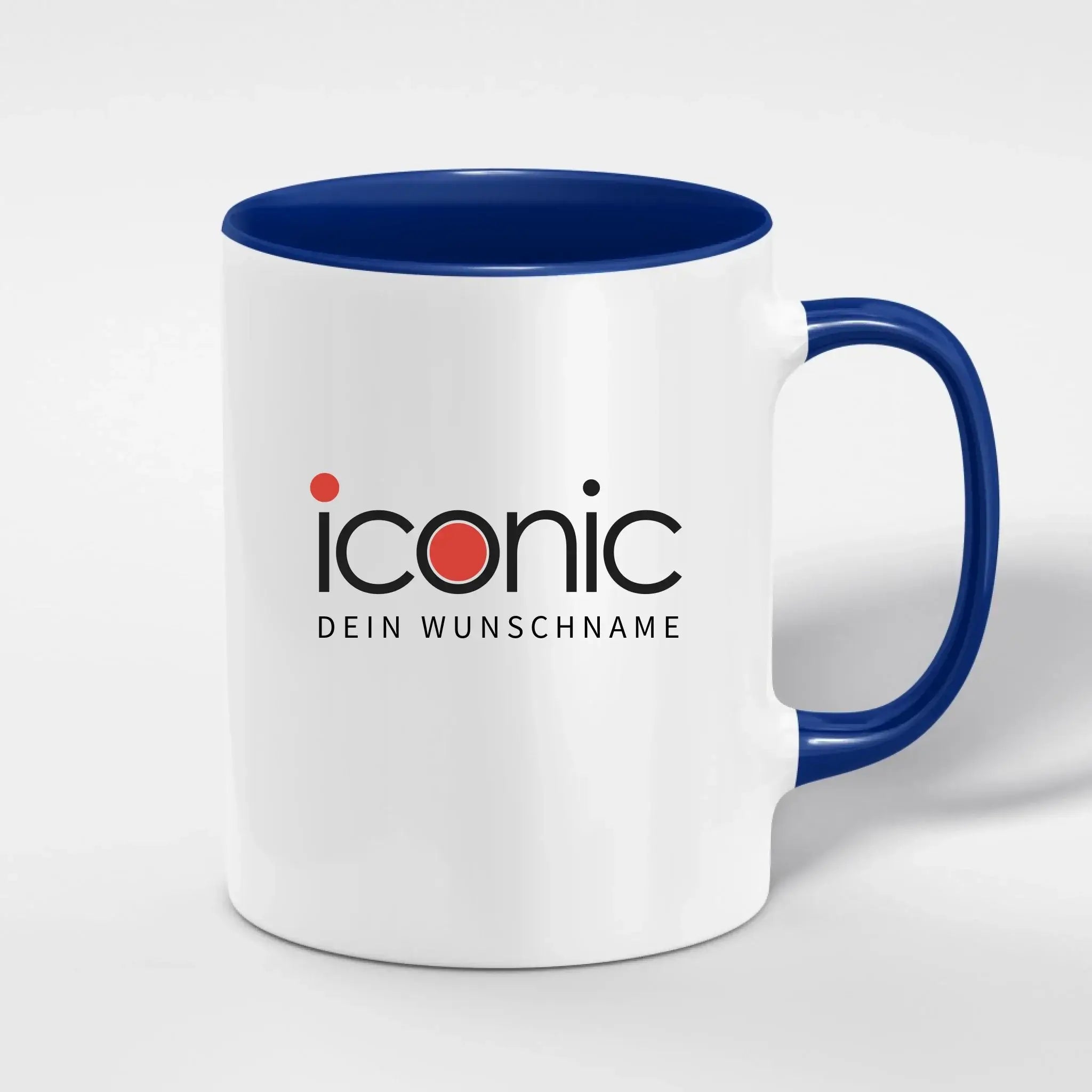 Weiße keramik tasse mit navy blauem rand und griff mit iconic logo in schwarz und rot, spülmaschinenfest und personalisierbar