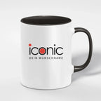Weiße keramiktasse mit schwarzem griff und innenraum, ikonisches schwarzes logo mit roten akzenten, spülmaschinenfest