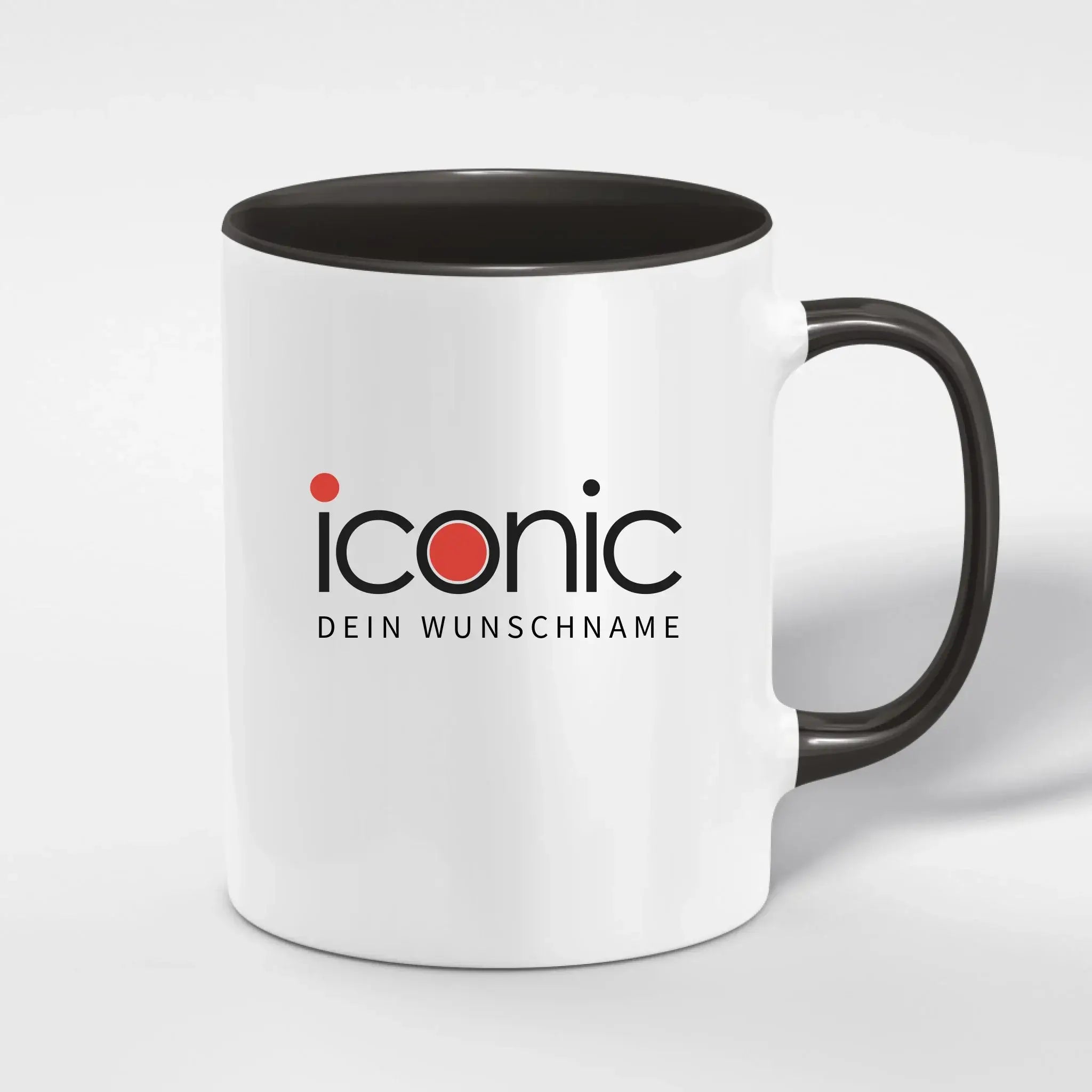 Weiße keramiktasse mit schwarzem griff und innenraum, ikonisches schwarzes logo mit roten akzenten, spülmaschinenfest