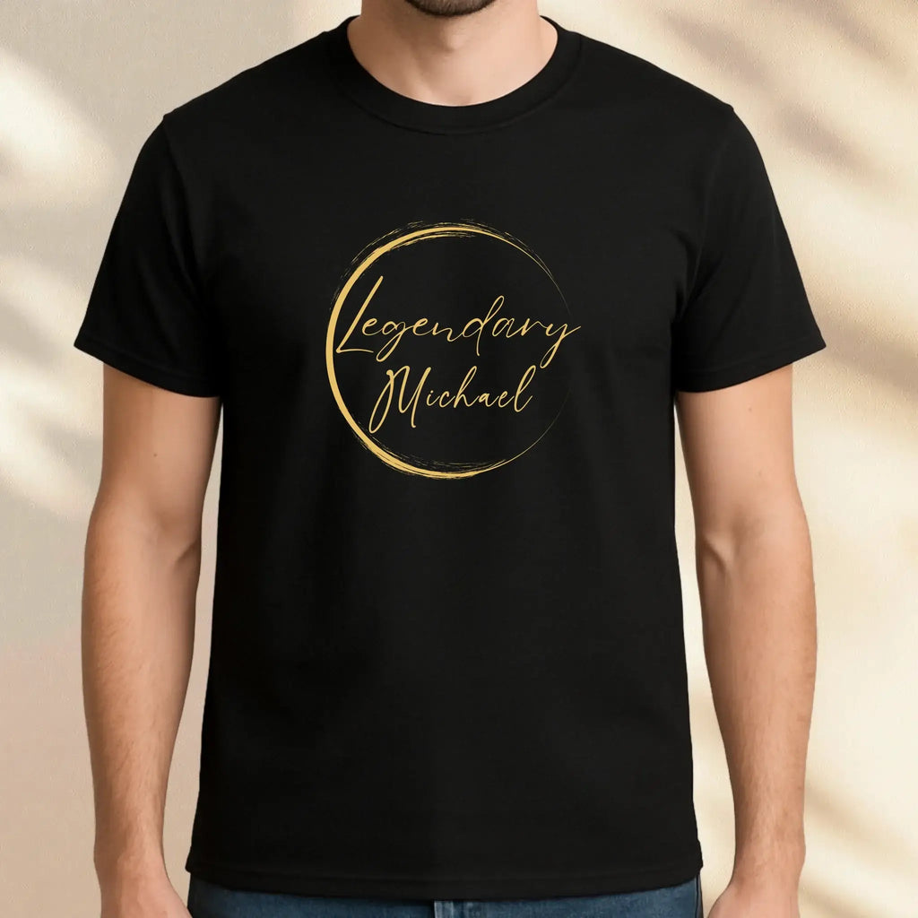 Schwarzes unisex t-shirt aus softstyle baumwolle mit goldenem folienprint namenslogo legendary michael und handgezeichnetem ring