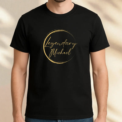 Schwarzes unisex t-shirt aus softstyle baumwolle mit goldenem folienprint namenslogo legendary michael und handgezeichnetem ring
