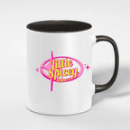 Weiße keramiktasse mit schwarzem griff und innenseite und pink gelbem little spicey rebecca namenslogo spülmaschinenfest