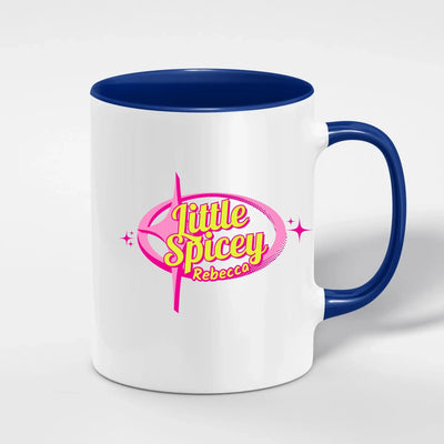 Weiße keramiktasse mit navy blauem griff und innen und pink gelbem little spicey rebecca logo personalisierbar und spülmaschinenfest