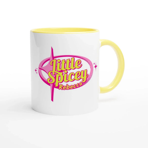 Weiße keramiktasse mit gelbem griff und innenfarbe mit pink-gelbem little spicey rebecca namenslogo, spülmaschinenfest