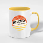 Weiße keramiktasse mit gelbem griff und innenboden im retro stil mit sonnenmotiv und personalisiertem wunschname