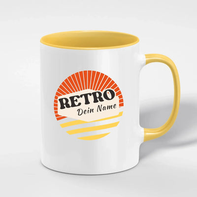 Weiße keramiktasse mit gelbem griff und innenboden im retro stil mit sonnenmotiv und personalisiertem wunschname