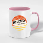 Weiße keramiktasse mit pinkem griff und innenseite, retro sonnenmotiv und personalisiertem namen text, spülmaschinenfest