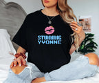 Schwarzes unisex gildan 64000 softstyle t-shirt mit pink glitzernden lippen und blauer stunning yvonne textdruck vorne