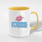Weiße keramik tasse mit gelbem innen und griff, pinker cartoon kussmund und pixeltext stunning yvonne in blau