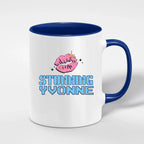 Weiße keramiktasse mit navy innen und griff, rosa glitzer kussmund und pixel text stunning yvonne, spülmaschinenfest