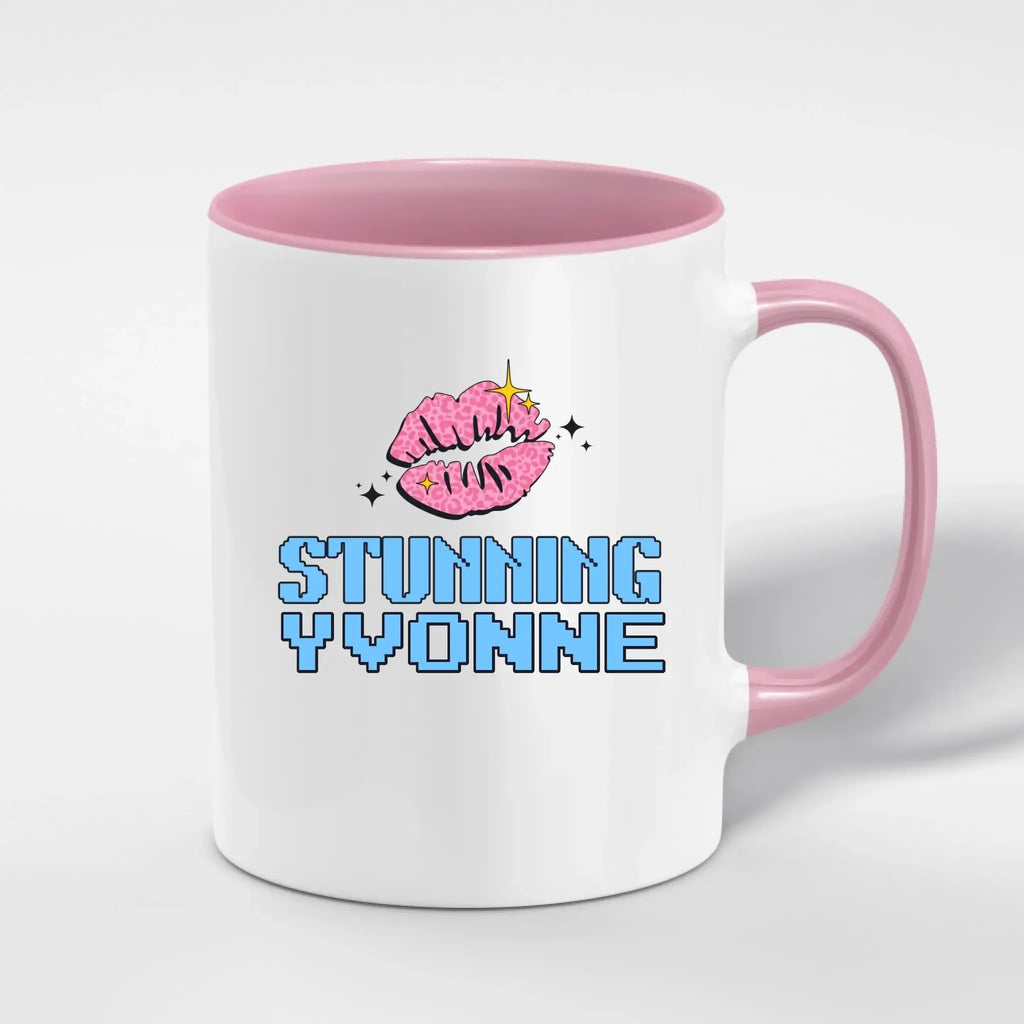 Weiße keramiktasse mit rosa griff und innenfarbe mit cartoon lippenstiftprint und pixeltext stunning yvonne