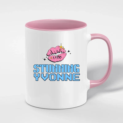 Weiße keramiktasse mit rosa griff und innenfarbe mit cartoon lippenstiftprint und pixeltext stunning yvonne