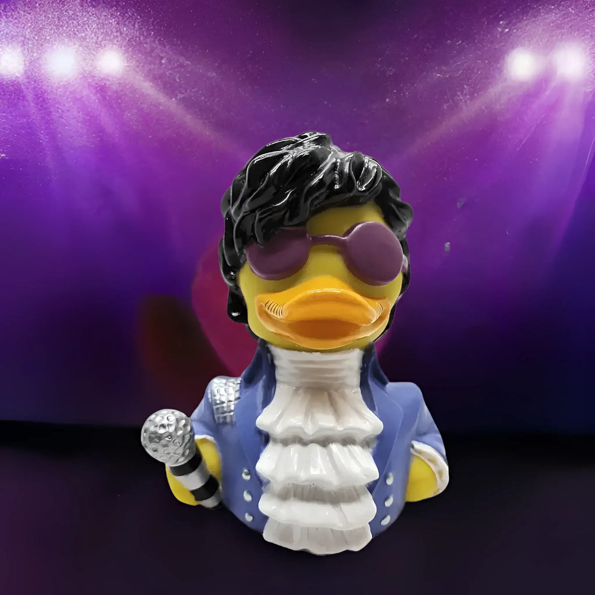 Gelbe gummiente als prinz mit schwarzer lockiger perücke lila sonnenbrille blaue jacke weißem rüschenkragen mikrofon paddle like it´s 1999 badeente von celebriducks