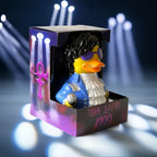 Eine gelbe gummiente als prince mit schwarzer lockiger haarpracht, lila sonnenbrille, blauer jacke und mikrofon von celebriducks