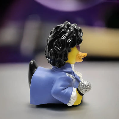 Quietscheente gekleidet as prince mit glossy schwarz wig blau jacket und metallic microphone from celebri ducks paddle like it´s 1999 parody