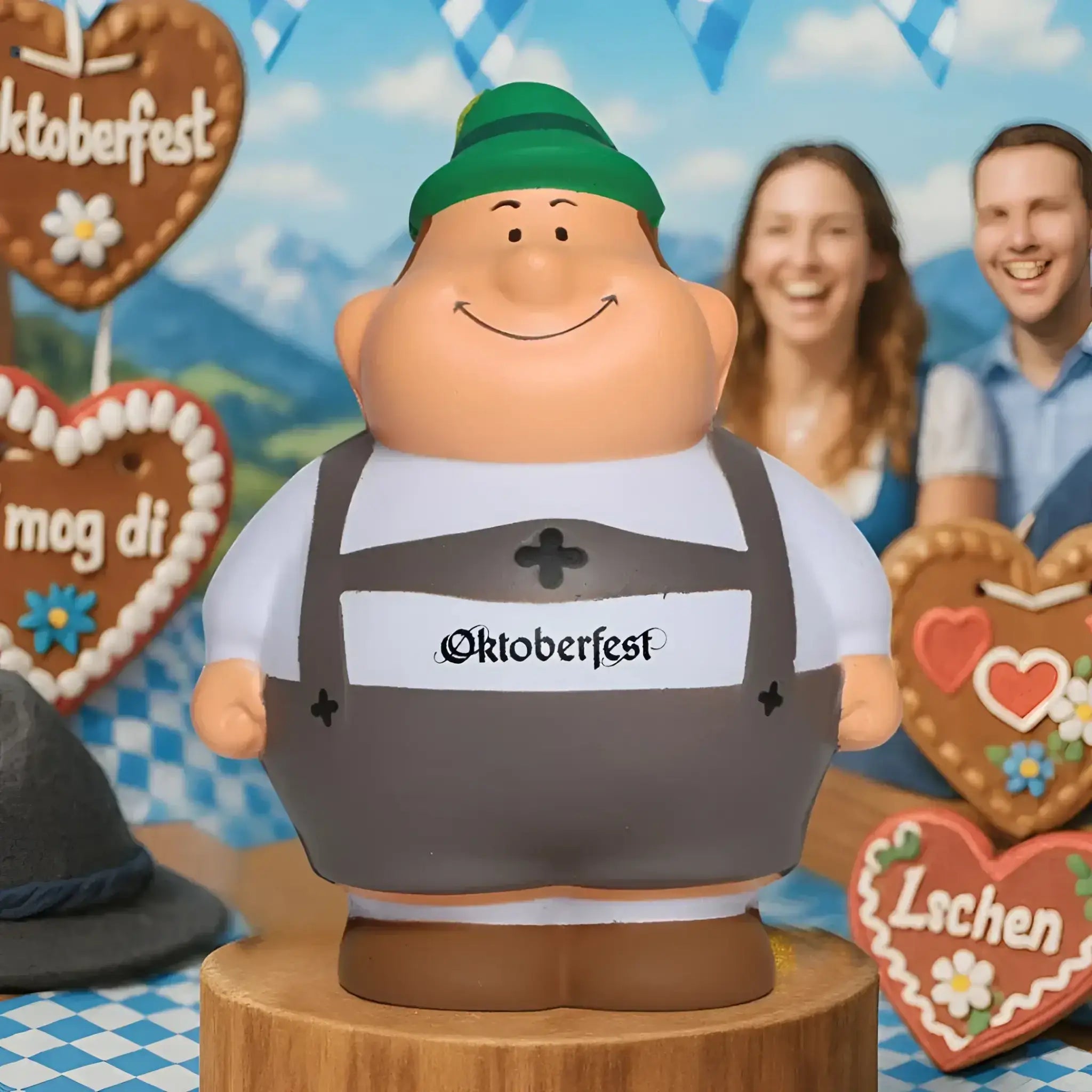 Ein fröhliches, pummeliges oktoberfest-figur mit grünem hut und grauen overall mit oktoberfest aufdruck