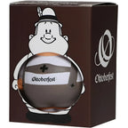 Ein glänzendes dunkelbraunes glas oktoberfest bierflasche mit weißem etikett oktoberfest gehalten von cartoonfigur mit bayerischem hut im oktoberfest geschenkset bert und berta plus 2 lebkuchenherzen