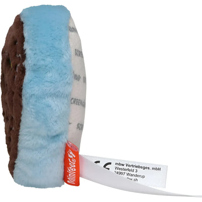 Plüschspielzeug in form eines schokoladen-eis-sandwichs mit blauer und brauner stoffhülle und weißem etikett aus dem oktoberfest geschenkset bert und berta