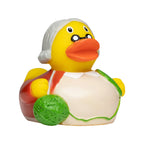Gelbe badeente mit grauen haaren und brille im roten ringelpullover hält grünen wolleknäuel im oma opa geschenkset