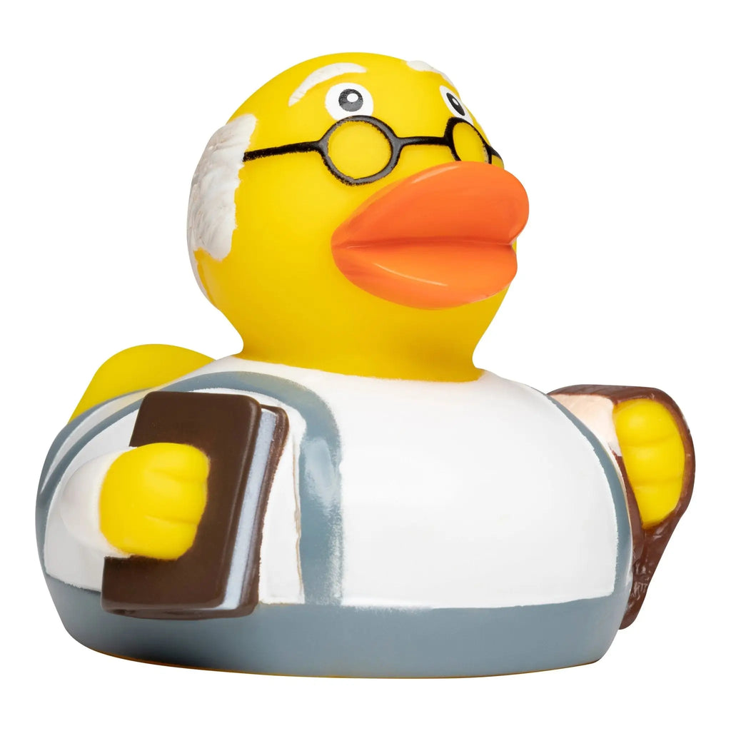 Yellow badeente mit weißem haar, schwarzen brillen, oranger schnabel und grauweißem bademantel hält braunes buch im oma opa set