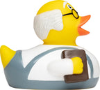 Yellow gummiente mit weißen haaren und brille im grau weißen gestreiften shirt hält braunes buch im oma opa badeente bundle