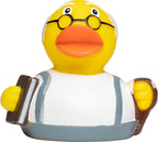 Gelbe gummiente mit weißem haar und brille im bundle oma opa badeente set mit buch und grauen hosenträgern