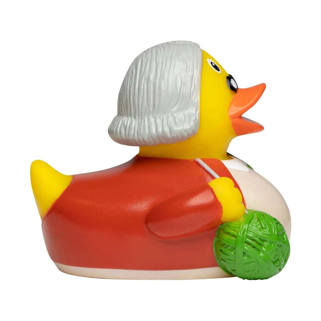 Gelbe badeente oma opa mit weißem haar rote strickjacke und grünem garnknäuel geschenkset gummiente bundle