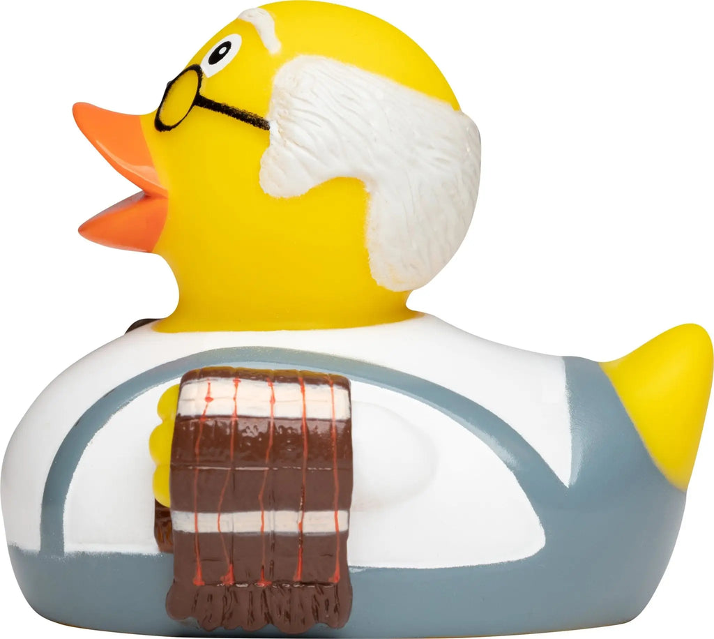 Gelbe badeente mit weißem haar, schwarzer brille und schokoladentorten-motiv im bundle oma opa geschenkset