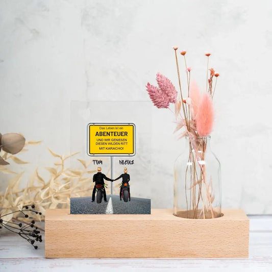 Ortsschild - Designer mit Motorrad - Couple • Trockenblumenständer mit Vase + Druck auf Acrylschild - HalloGeschenk.de #geschenkideen# #personalisiert# #geschenk#