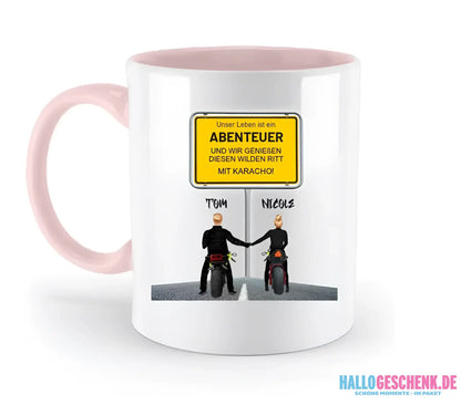 Ortsschild-Designer mit Motorrad-Couple • zweifarbige Tasse