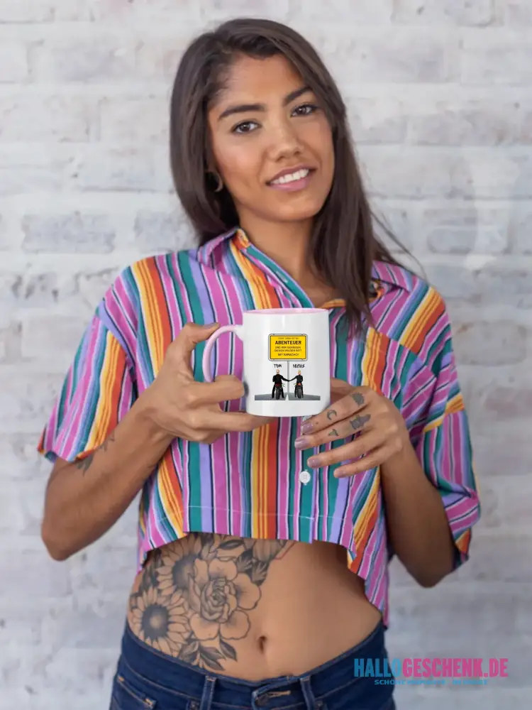 Ortsschild-Designer mit Motorrad-Couple • zweifarbige Tasse